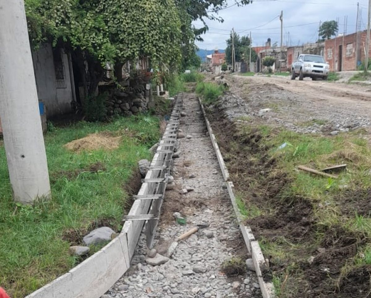 Avanzan obras de cordón cuneta en las principales ciudades Fm Radio