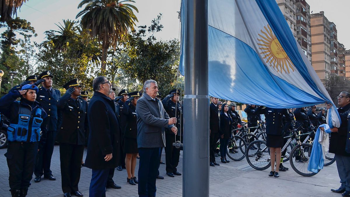 Izamiento de Banderas en la Semana de la Policía