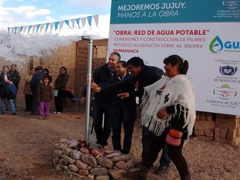 El presidente de Agua Potable de Jujuy S.E. Víctor Galarza y el intendente de Humahuaca, Leonel Herrera inauguraron la red de agua.