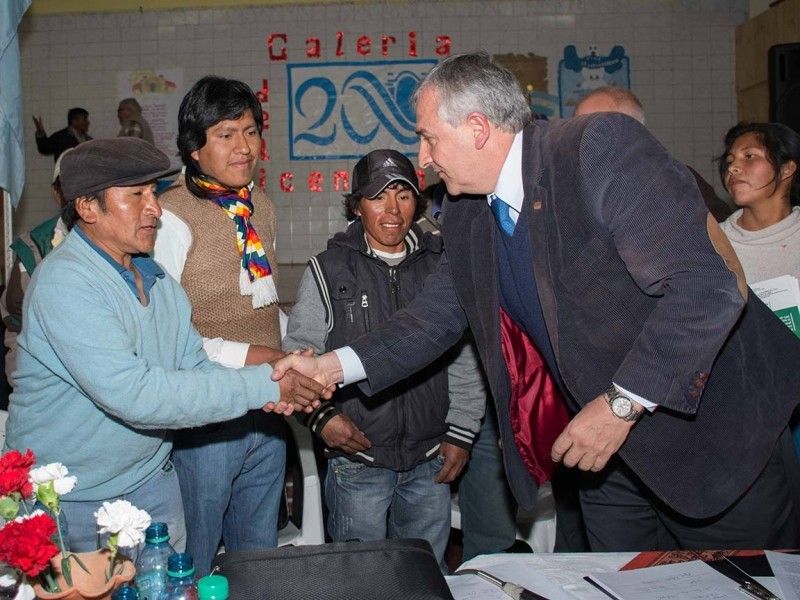 El Gobernador junto a productores de quinua.