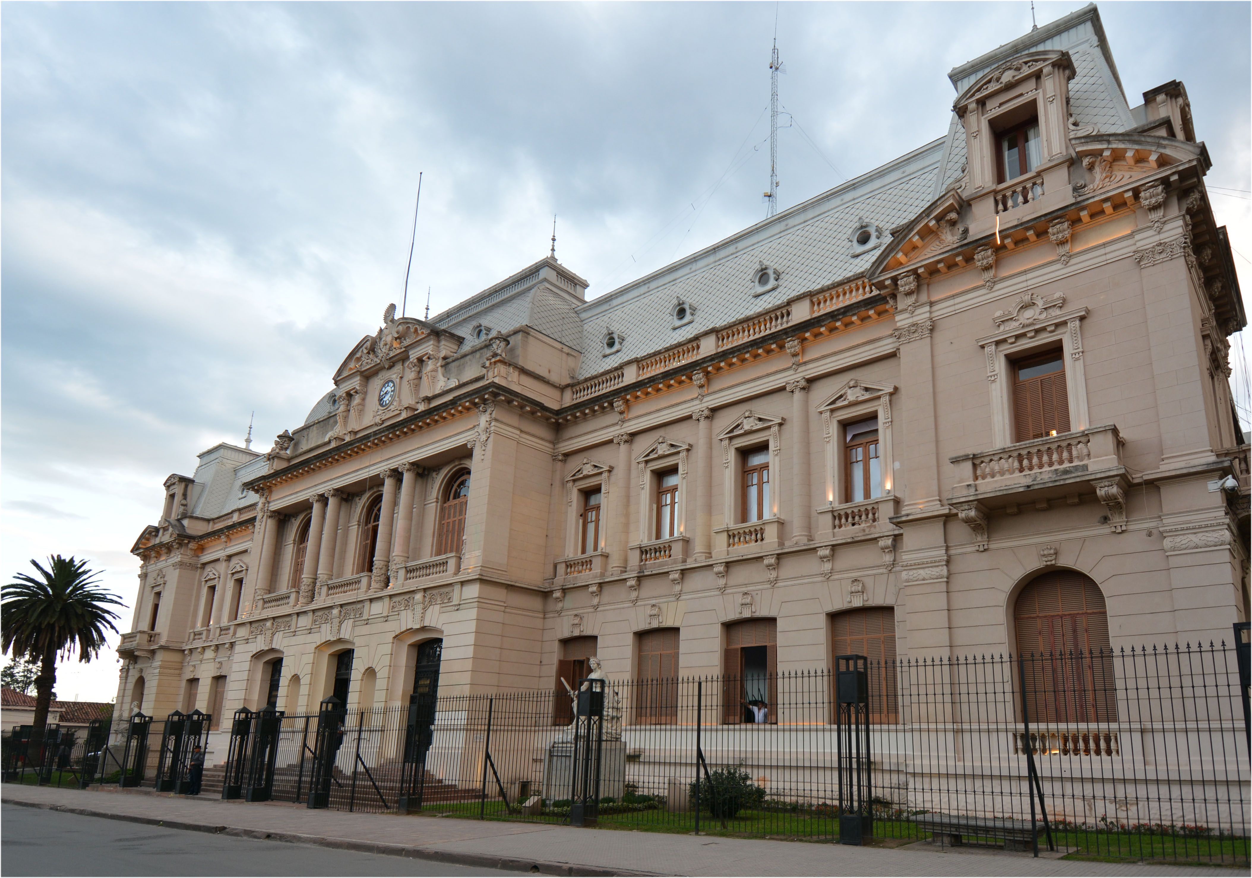 290816 Frente Casa de Gobierno