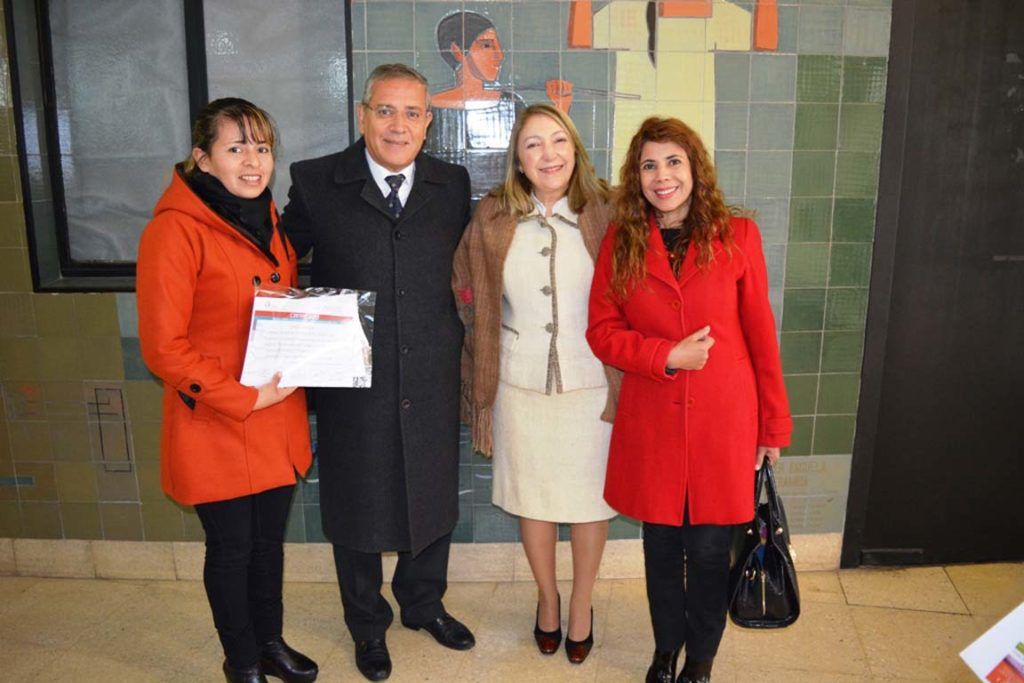 Mtro Abud Robles,Senadora Giacoppo, y Diputada Nacional Alejandra Martínez, junto a una de las egresadas