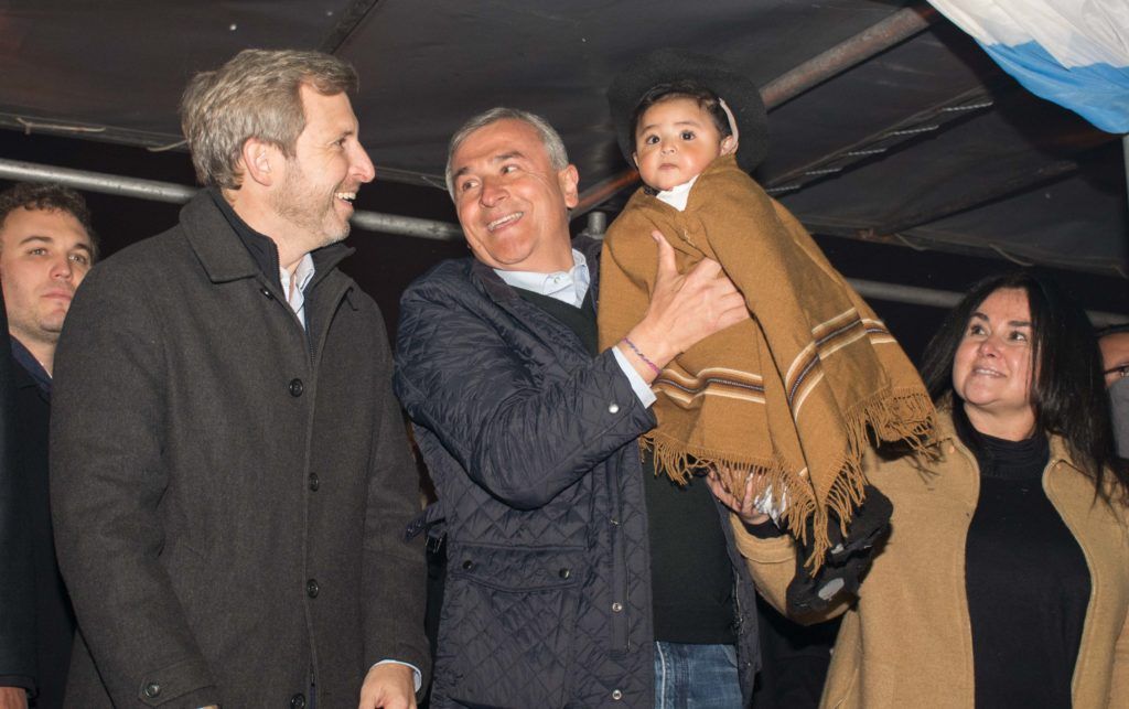 Morales y Frigerio, en el palco emplazado en el puente Juana Azurduy