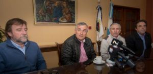 Morales junto a funcionarios jujeños y el senador nacional Basilio Barrionuevo brindaron detalles de la reunion mantenida con empresarios y funcionarios chilenos.