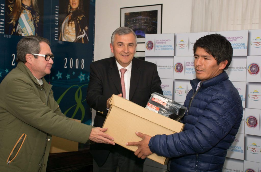 El Gobernador junto al Secretario de Energía, Mario Pizarro entregando equipo led a un carrocero.