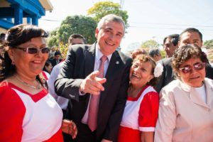 El gobernador Morales junto al balet de Calilegua.