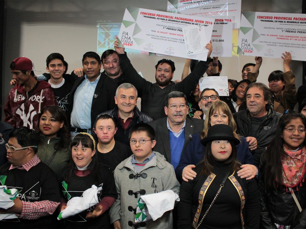 Gobernador Morales junto a Ministros y ganadores del Concurso Provincial "Pachamama Joven"