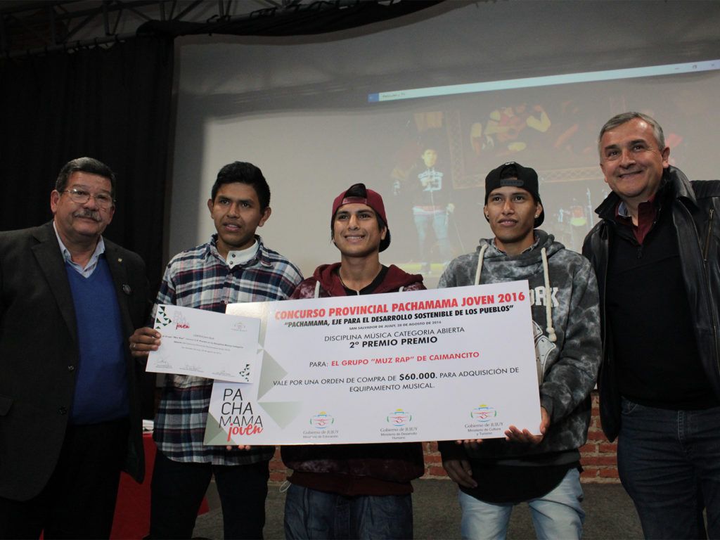 Gobernador Morales y Ministro Oehler entregan uno de los premios del Concurso Provincial "Pachamama Joven"