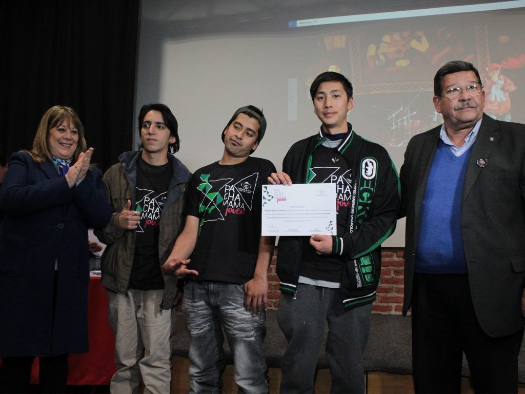 Ministros Galfré y Oehler entregan una de las menciones especiales del jurado