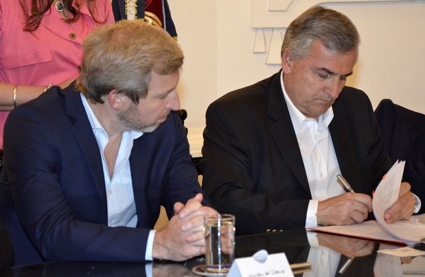 Gobernador Morales suscribe el acuerdo para la finalización de más de 300 viviendas