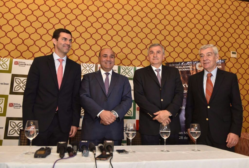 Morales junto a los gobernadores de Salta y Tucumán y el embajador argentino en Chile, José Octavio Bordón. 