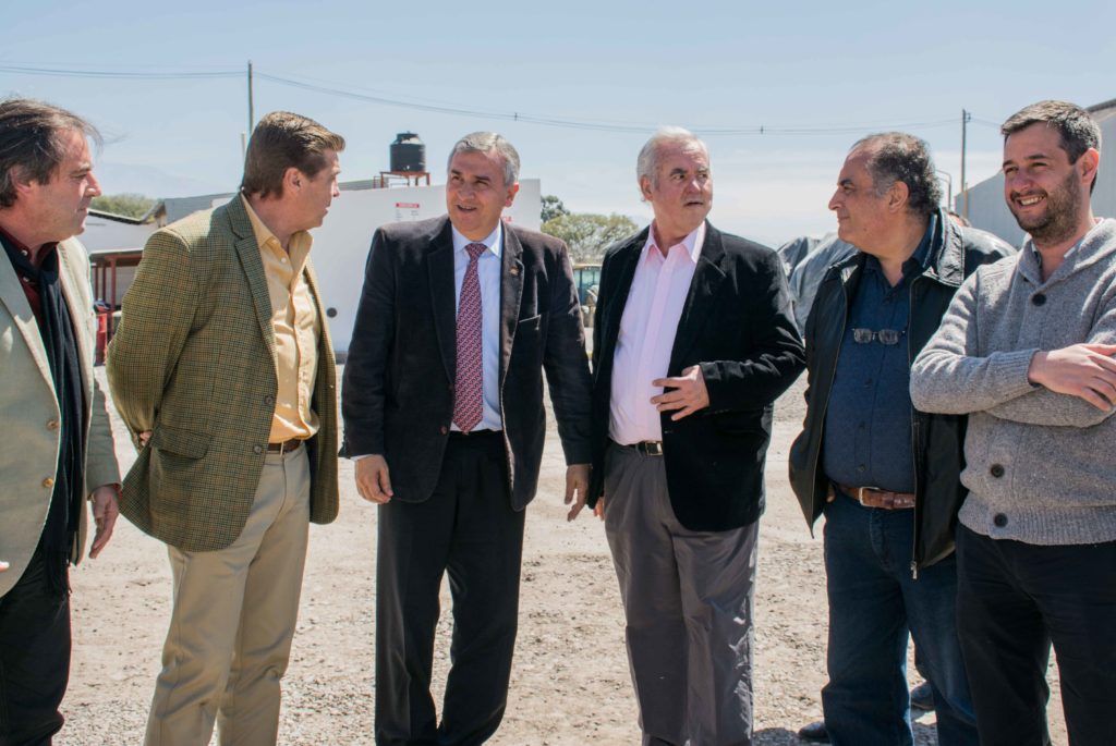 Funcionarios provinciales y municipales acompañaron al gobernador Morales en la apertura de la fabrica de fertilizante