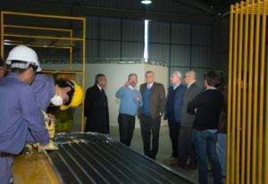 Gerardo Morales visitando la planta donde se fabrican termotanques solares