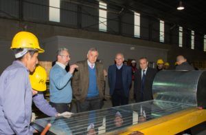 Gerardo Morales visitando la planta donde se fabrican termotanques solares