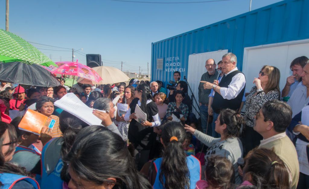 Gerardo Morales junto a funcionarios provinciales y municipales recepcionaron las inquietudes de los vecinos del barrio 150 hectáreas.