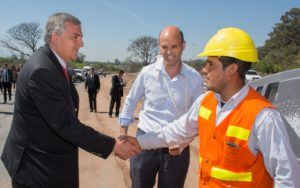 Gerardo Morales junto al ministro Dietrich saludando a los trabajadores