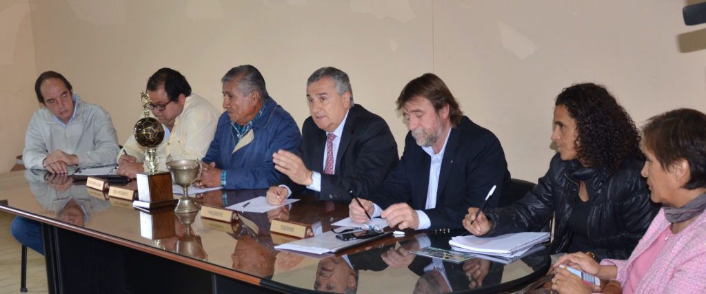 Morales junto al ministro Rizzotti y demás funcionarios provinciales reunidos con autoridades de la liga jujeña de fútbol