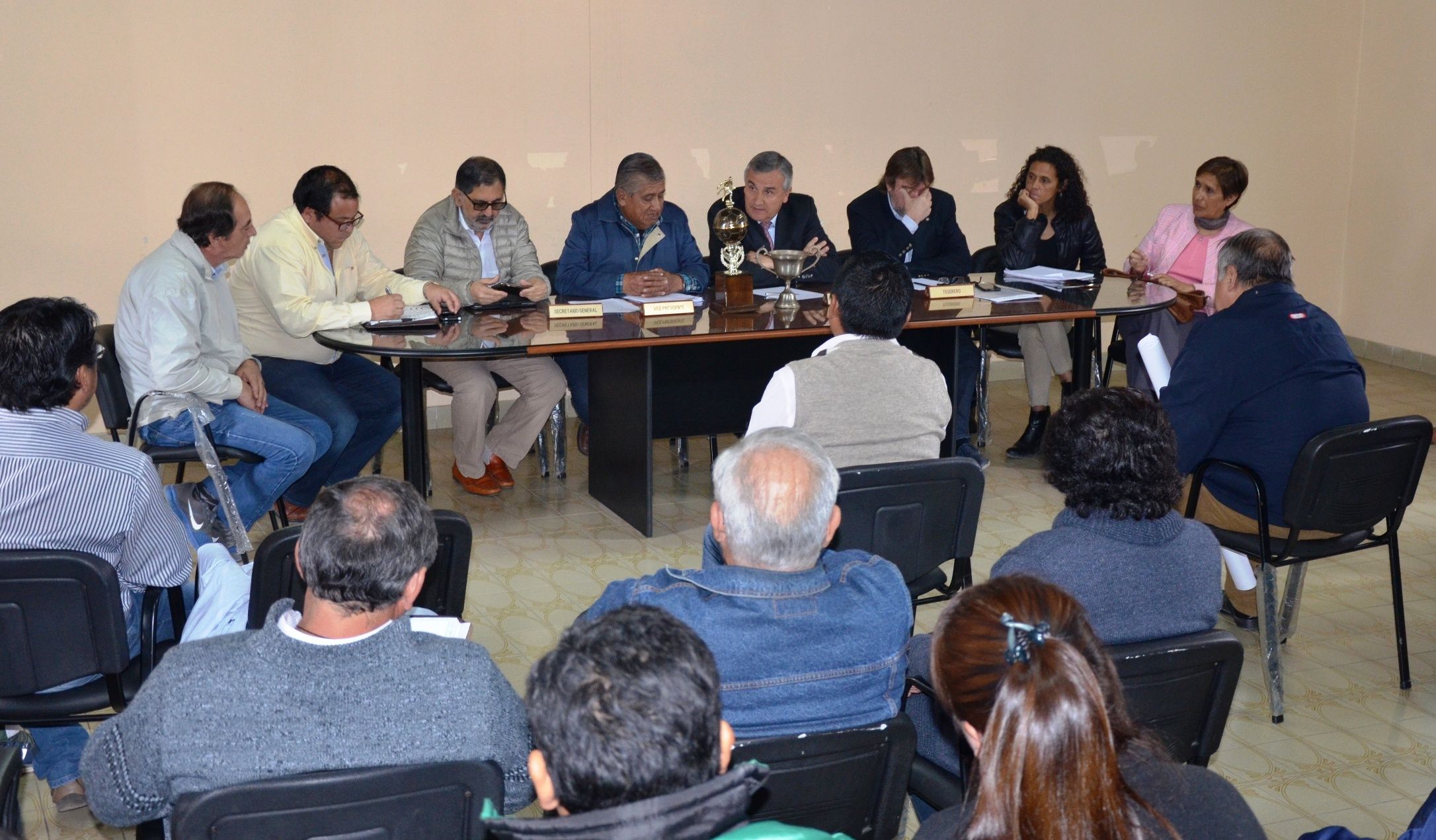 El gobernador se reunión con referentes de los clubes de capital para entablar una agenda de trabajo 