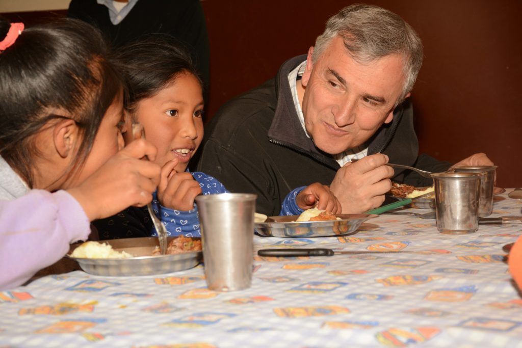 Morales almorzando junto a los niños de Coranzuli