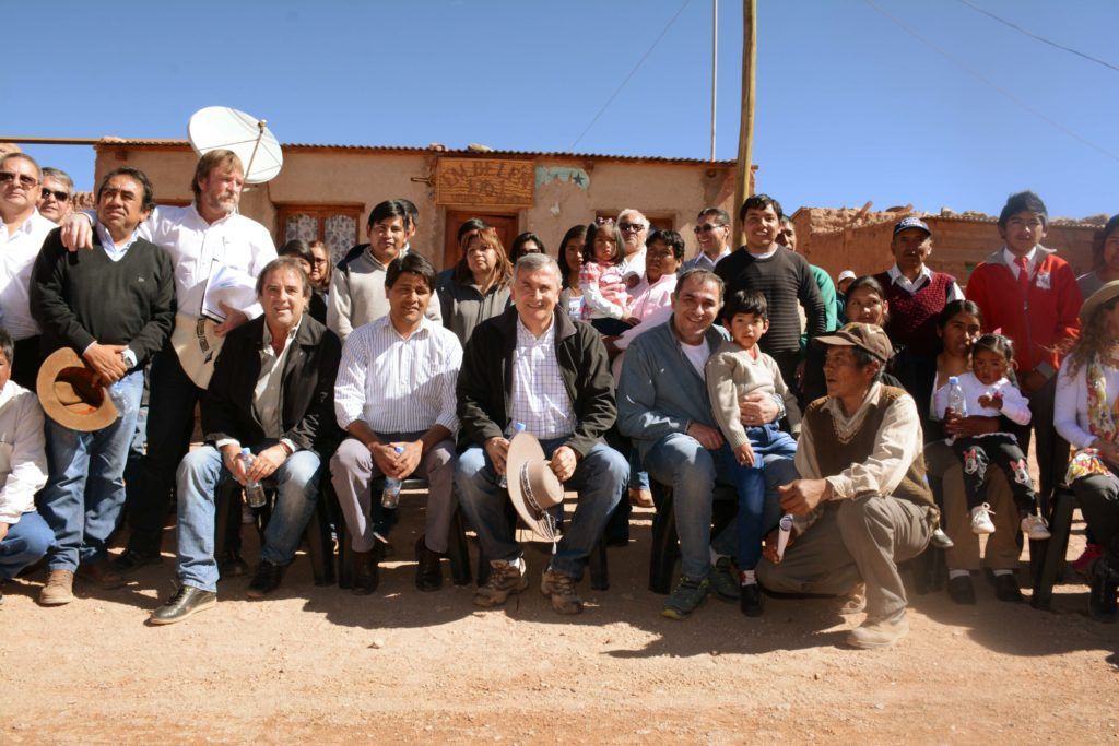 Funcionario provinciales en Susques, junto a los nuevos propietarios de viviendas