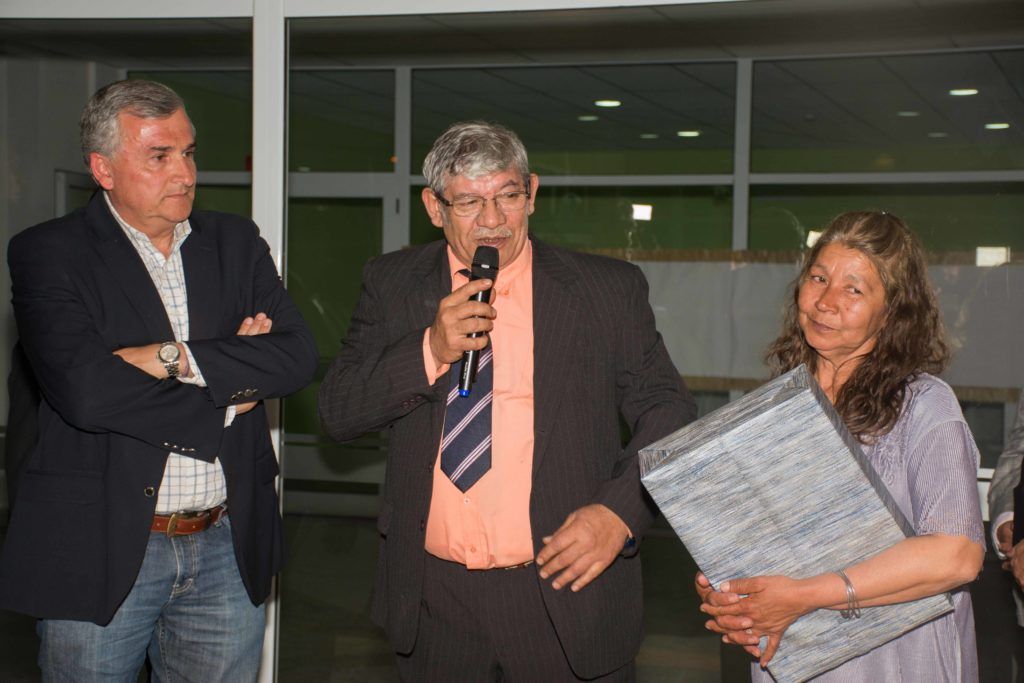 Gerardo Morales junto a los padres del docente y director de la Esc de Molulo Guillermo Duarte