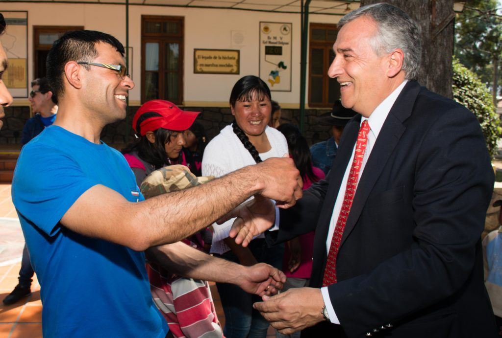 Saludo entre Morales y el docente Guillermo Duarte 