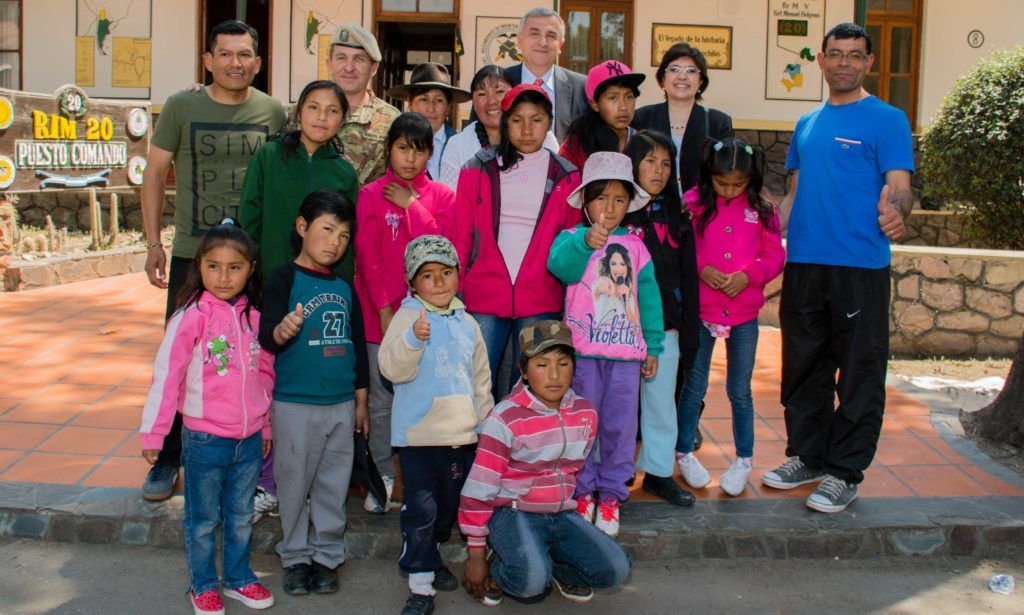El Gobernador junto a los niños de Molulo 