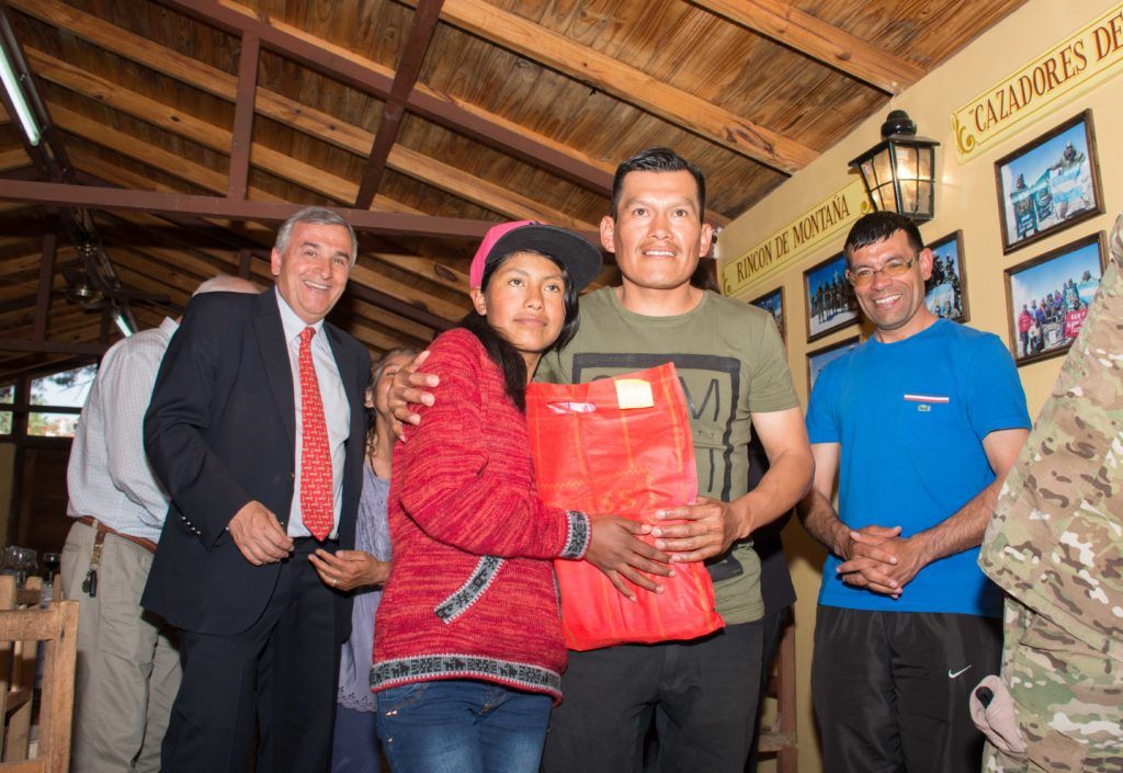 El docente de grado Javier Torres tambíen se sumo al almuerzo en el regimiento