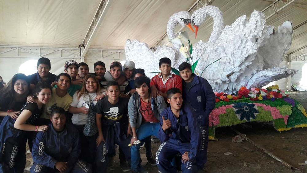 Estudiantes en los nuevos canchones con su carroza