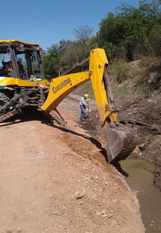 Maquinaria pesada trabajando para solucionar el colector dañado