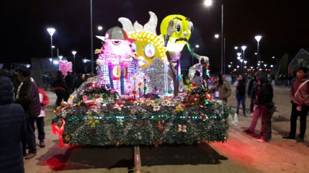 “Usamos cajas de tetrabrik, botellas plásticas, tapas de botellas, cartillas de cosméticos, maples de huevo, diario, el film que utilizan en la construcción, etc”.