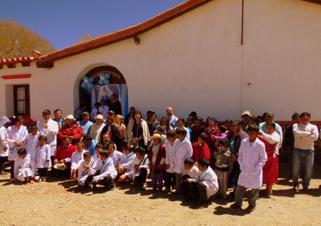 La comunidad educativa de la Escuela de Puesto Grande, Departamento Santa Catalina, durante el festejo por el 106° aniversario de creación del establecimiento.