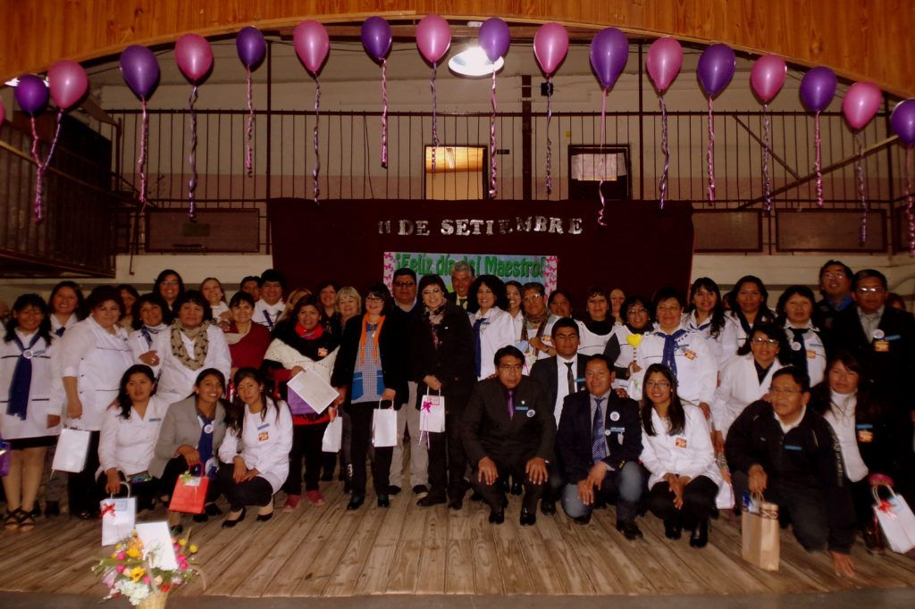 La ministra Isolda Calsina junto a los docentes de la Escuela Domingo Faustino Sarmiento de Tilcara, en el acto oficial celebrado por el Día del Maestro.