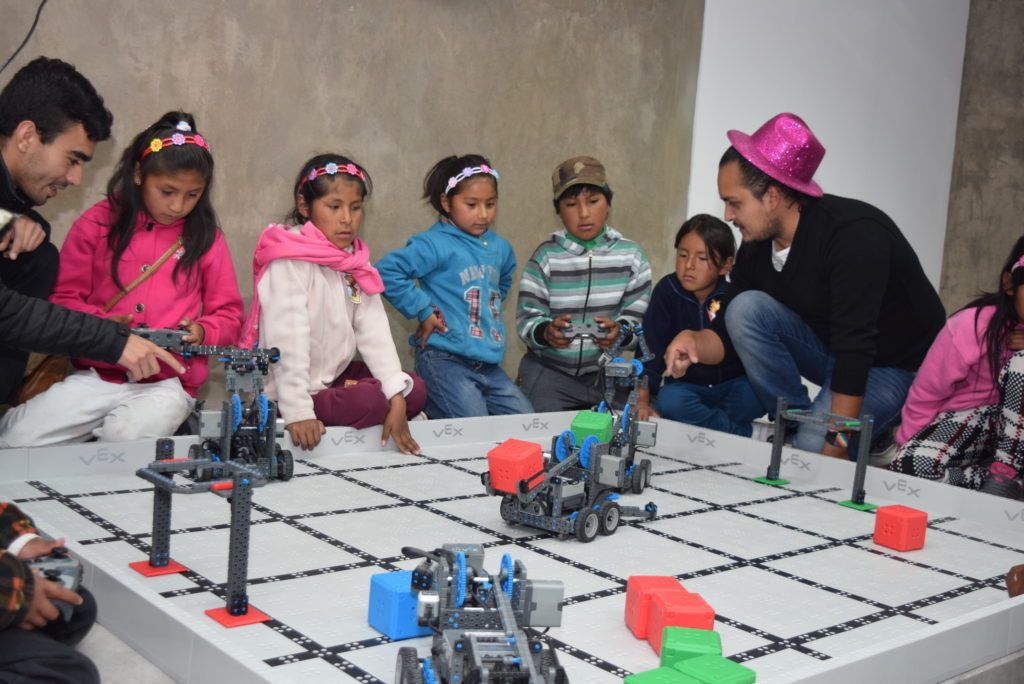 Pequeños de la Escuela de Molulo jugaron aprendiendo con robots en “Infinito por Descubrir”.