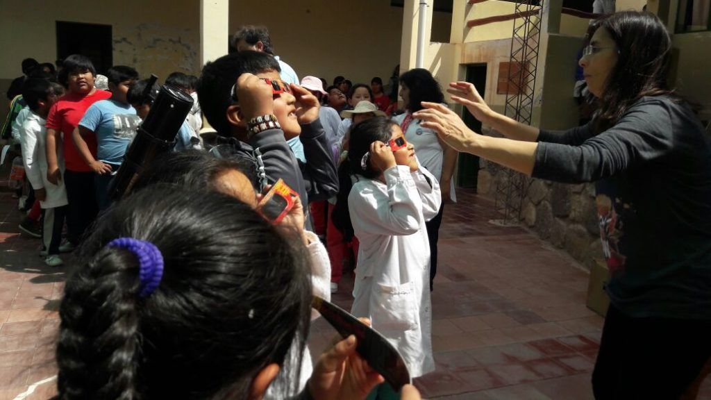 Niños de la Escuela "Pedro Goyena" de Purmamarca aprenden jugando a cuidarse del sol en el taller realizado por la doctora Isabel del Pilar Casas de la Fundación de Dermatología Comunitaria Argentina, con el apoyo del Ministerio de Educación.