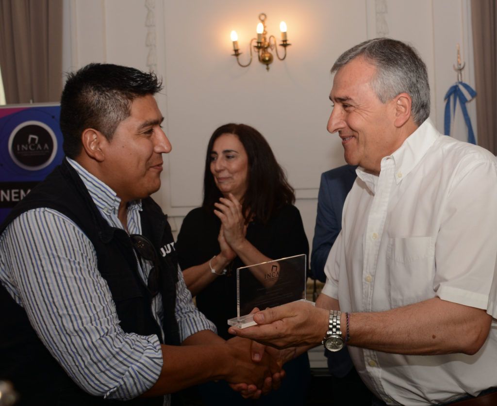 El Gobernador junto a un trabajador de Cine Móvil 