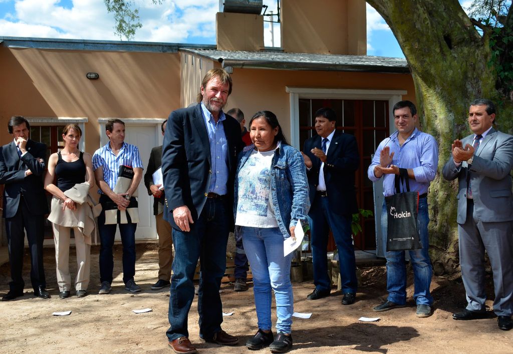 Entrega de 30 unidades habitacionales en Puesto Viejo, por la Empresa HOLCIM.