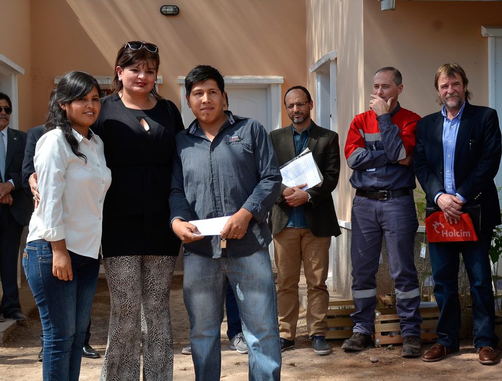 Entrega de 30 unidades habitacionales en Puesto Viejo, por la Empresa HOLCIM.