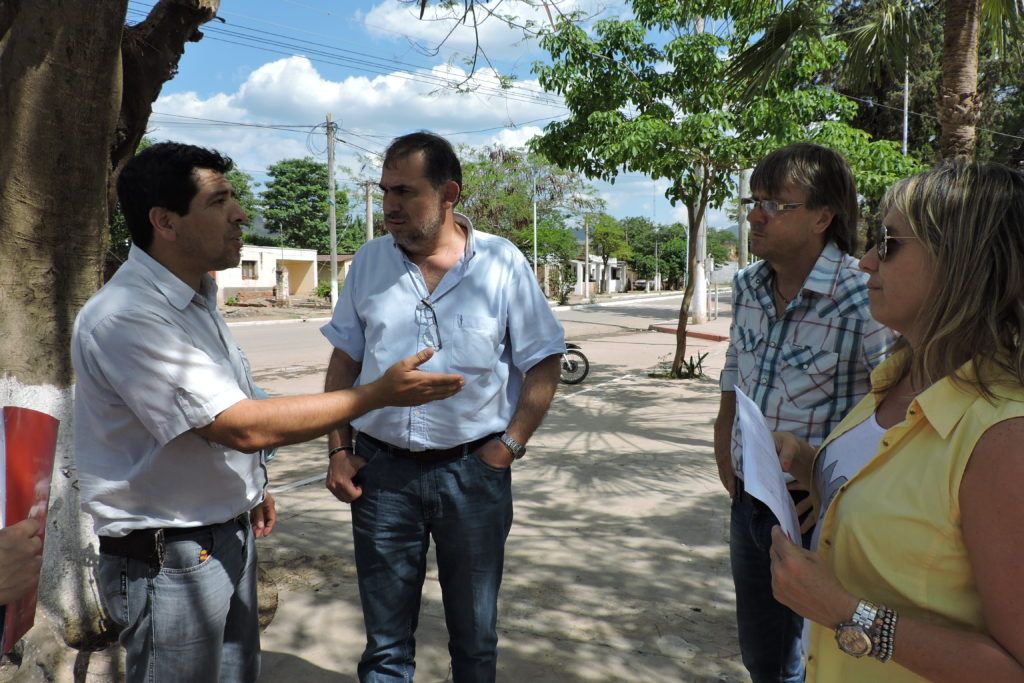 En Palma Sola el Intendente Agüero dialoga con el Pte. del IVUJ y la Vocal Social.