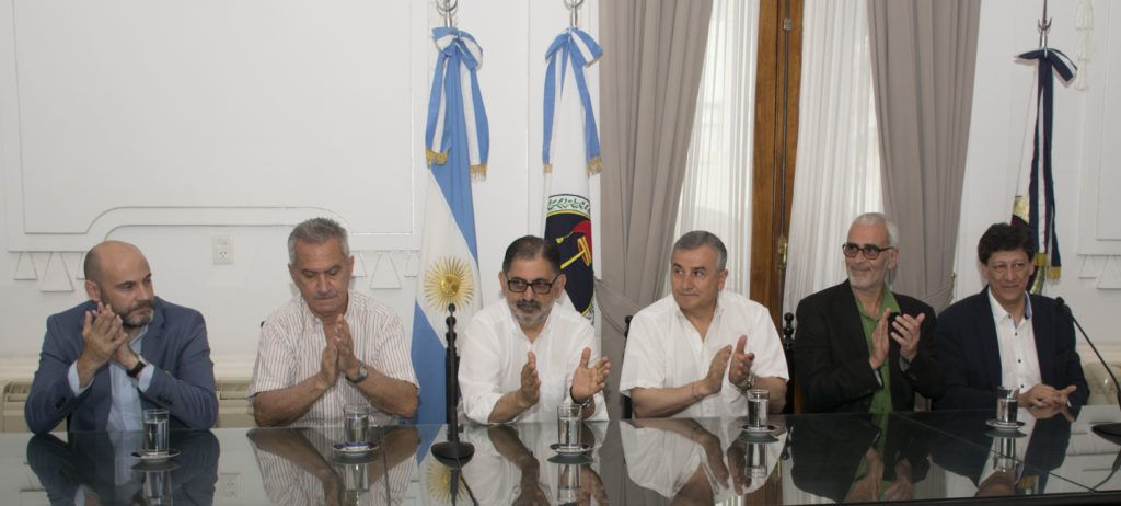 La conferencia de prensa se realizó en el salón blanco de Casa de Gobierno