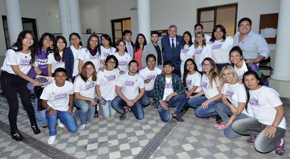 Morales junto a miembros del Centro de Estudiantes Franja Morada.