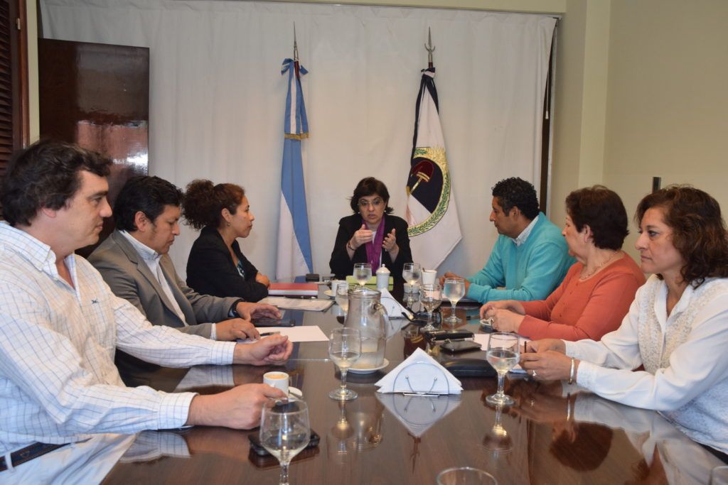 Diputados de la Comisión de Educación en el desayuno de trabajo con la ministra Isolda Calsina.