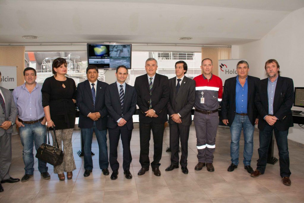 Morales junto a funcionarios provinciales visitaron las instalaciones de la fabrica de cemento Holcim
