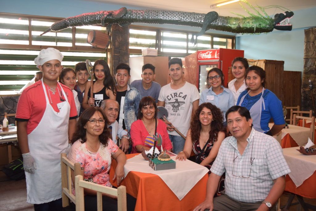 Alumnos, docentes y directivos en uno de los emprendimientos de la Expo Contable de la Escuela Comercial "José Ingenieros" de San Pedro.