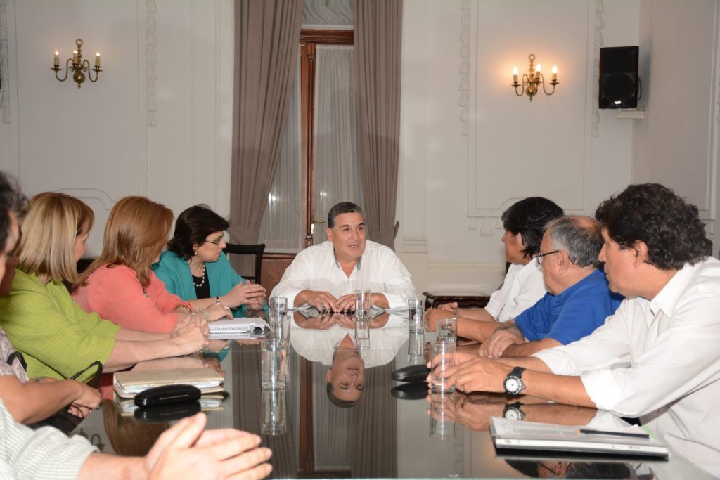 Comisión organizadora de la Cena Blanca reunido con rectores y docentes 