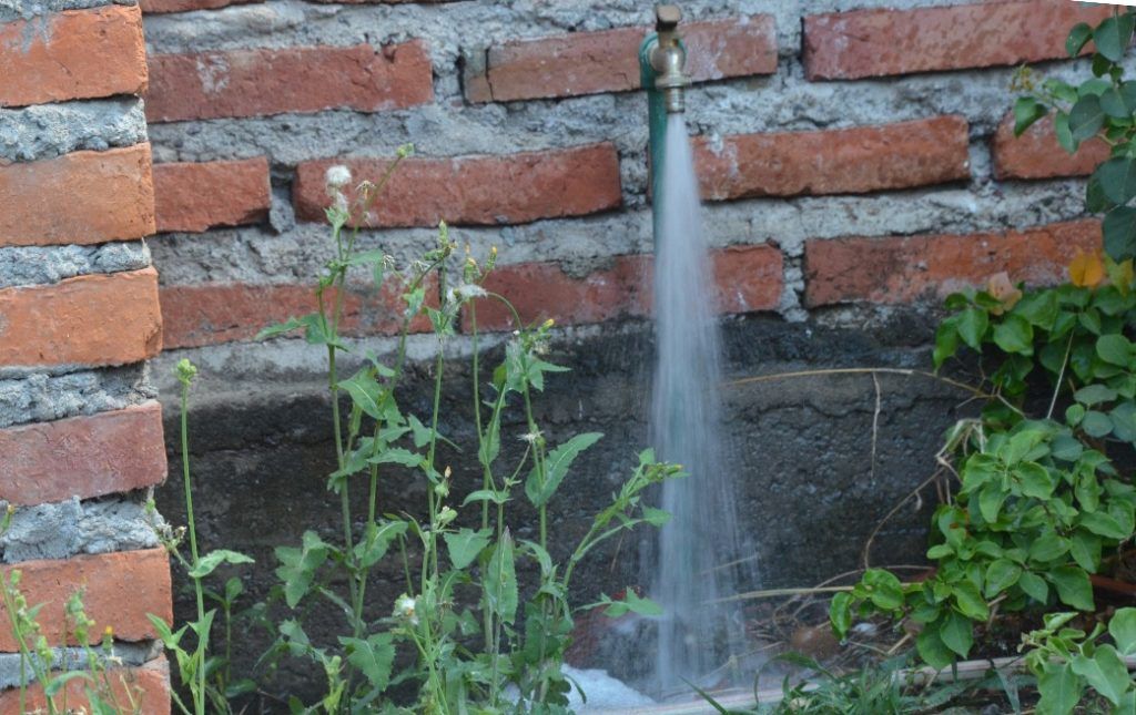 Restablecen el servicio de agua potable en el barrio Bajo La Viña 