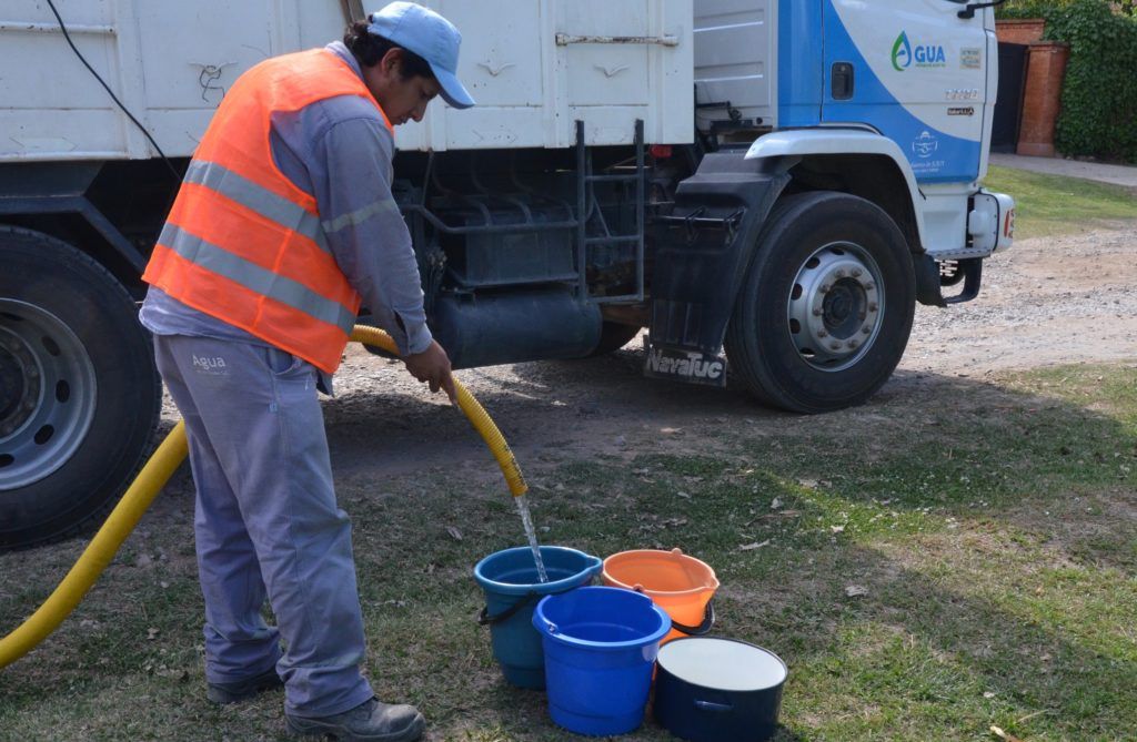 Con camiones cisternas se distribuyo a los usuarios agua potable en sus domicilios. 