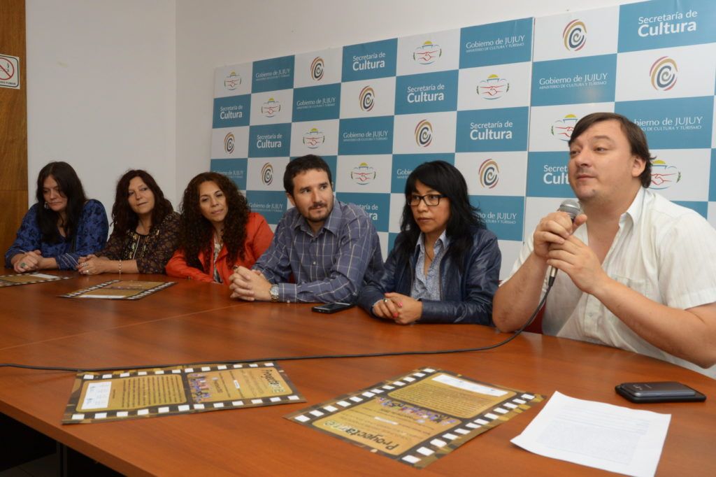 Julián Morales, Rebeca Chambi, Agustín Yecora, Patricia Morales, Adriana Gámez y Silvina Kingard durante la conferencia de prensa
