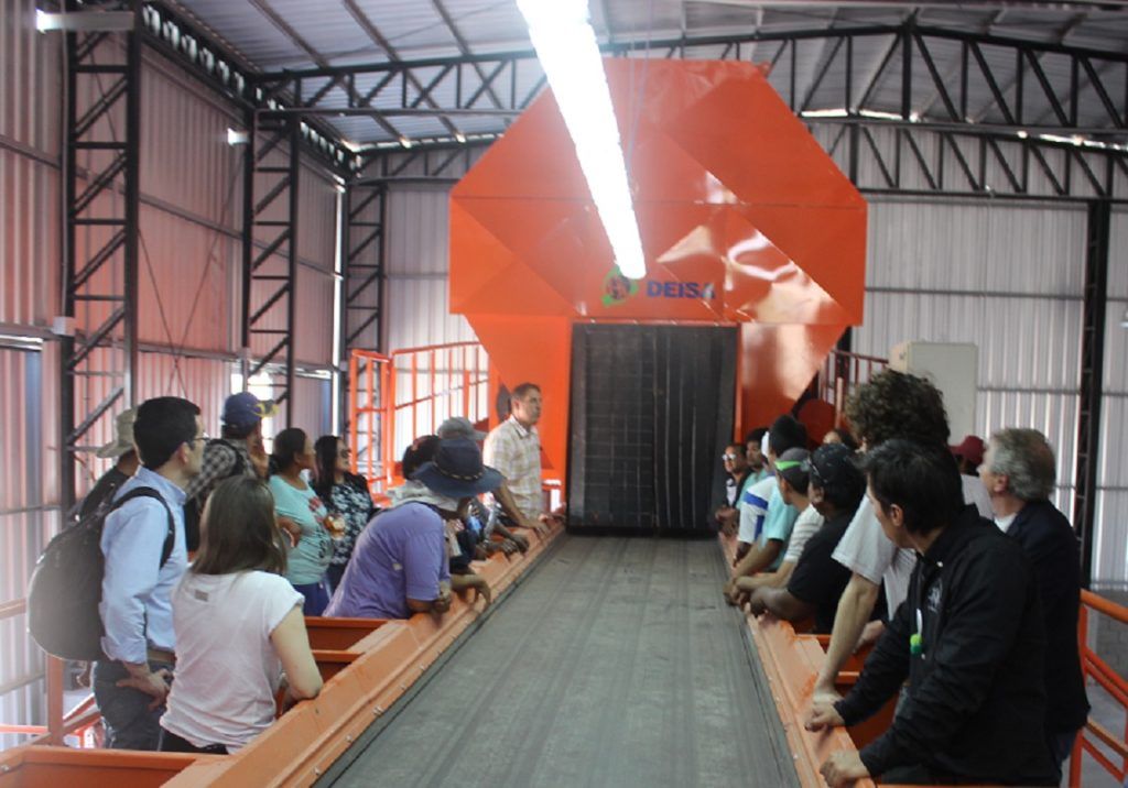 Equipo técnico que intervino en la construcción del Centro Ambiental Jujuy, explicando el funcionamiento de la maquinaria. 