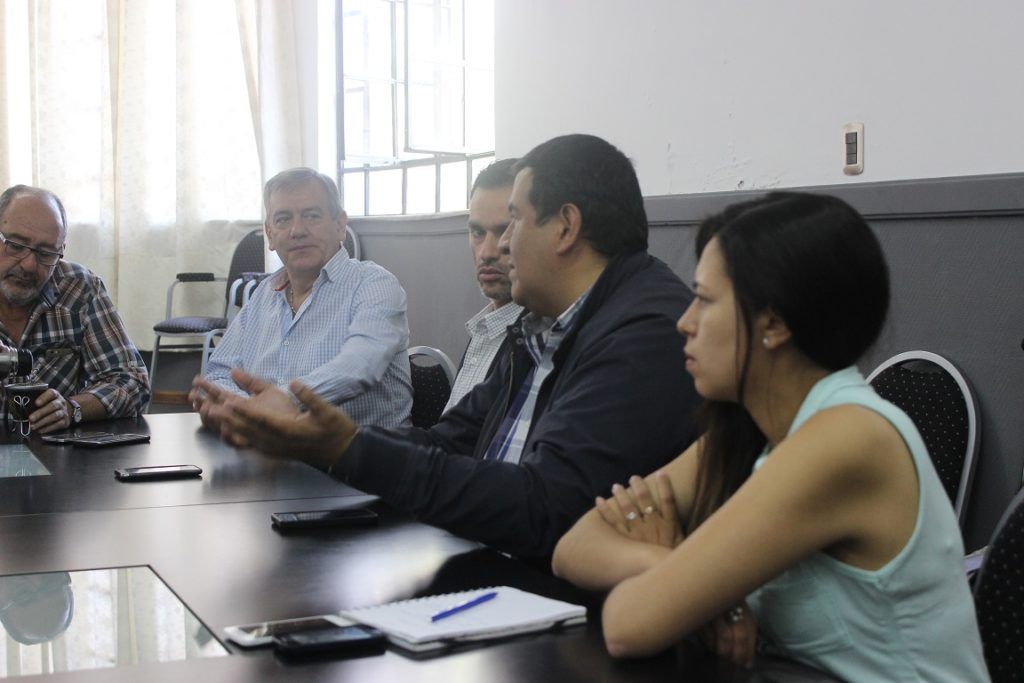 Antonio Alejo, secretario de desarrollo sustentable del ministerio de ambiente, explicando el proyecto de Gestión Integral de Residuos Sólidos Urbanos para la provincia.